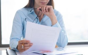 femeie-verifica-un-document