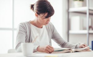femeie-verifica-manualul-de-service